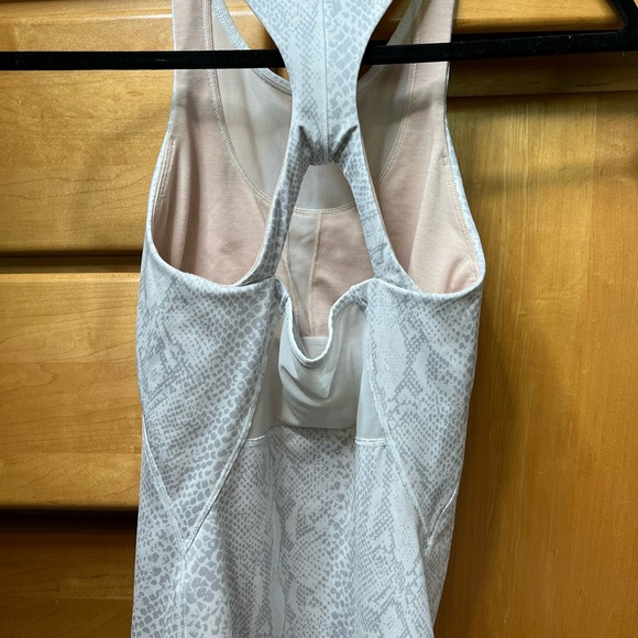 Lululemon‎ Mesh With Me Tank - Picture 4 of 5